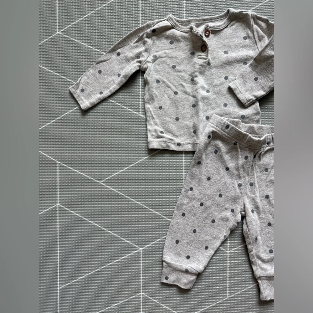 Carters|Baby gender neutral beige tan Polka Dot matching Pajamas,6M•Long sleeve